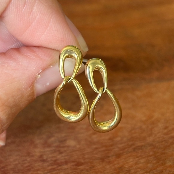 Vintage Monet gold tone, tear drop post earrings in excellent vintage condition. - Picture 1 of 6